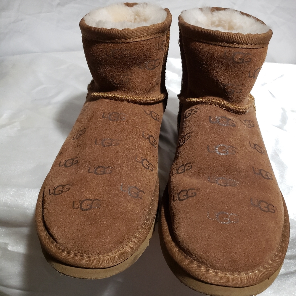 UGGS CLASSIC MINI ll EMBOSSED BOOTS